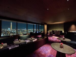 淺草豪景酒店高空休息區，透過大面玻璃窗飽覽東京晴空塔絕美夜景