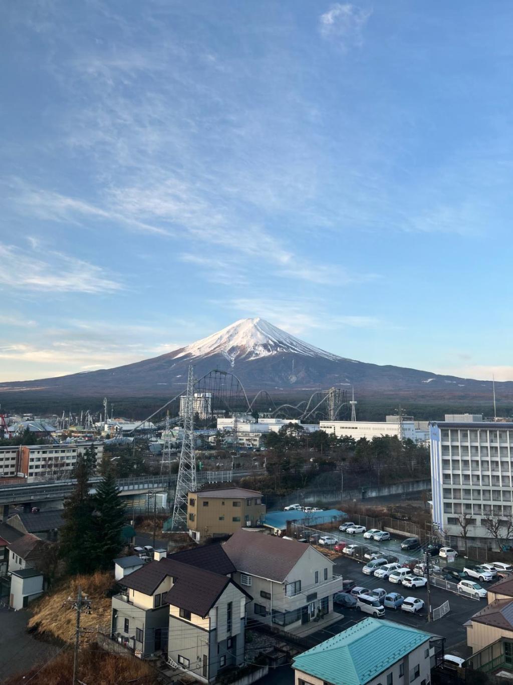 從 MYSTAYS 富士山展望溫泉酒店高樓層眺望的富士山全貌，前方緊鄰富士急樂園軌道