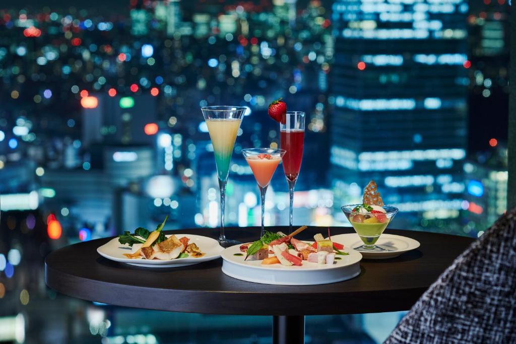 新宿京王廣場大飯店高樓層觀景酒廊與東京都廳璀璨夜景