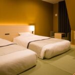 上野 Tosei Hotel Cocone 的日式榻榻米雙床房，配置低矮床鋪與溫馨木質家具，非常適合帶長輩或幼童入住