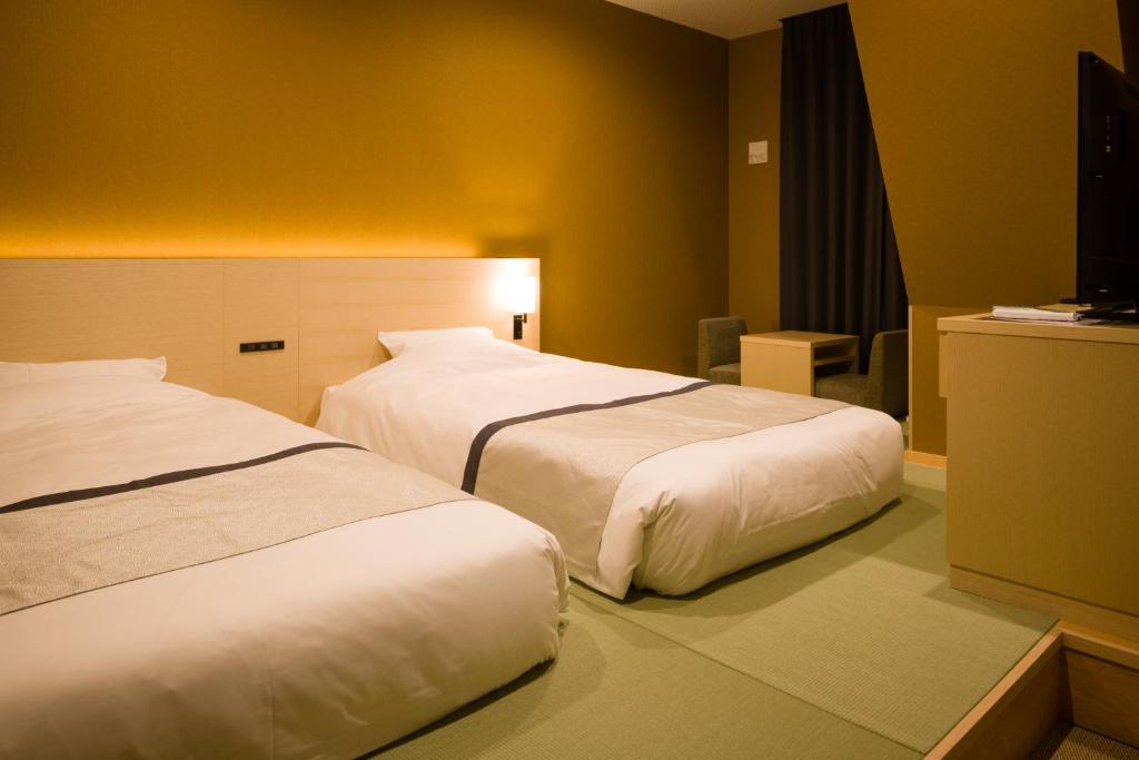 上野 Tosei Hotel Cocone 的日式榻榻米雙床房，配置低矮床鋪與溫馨木質家具，非常適合帶長輩或幼童入住