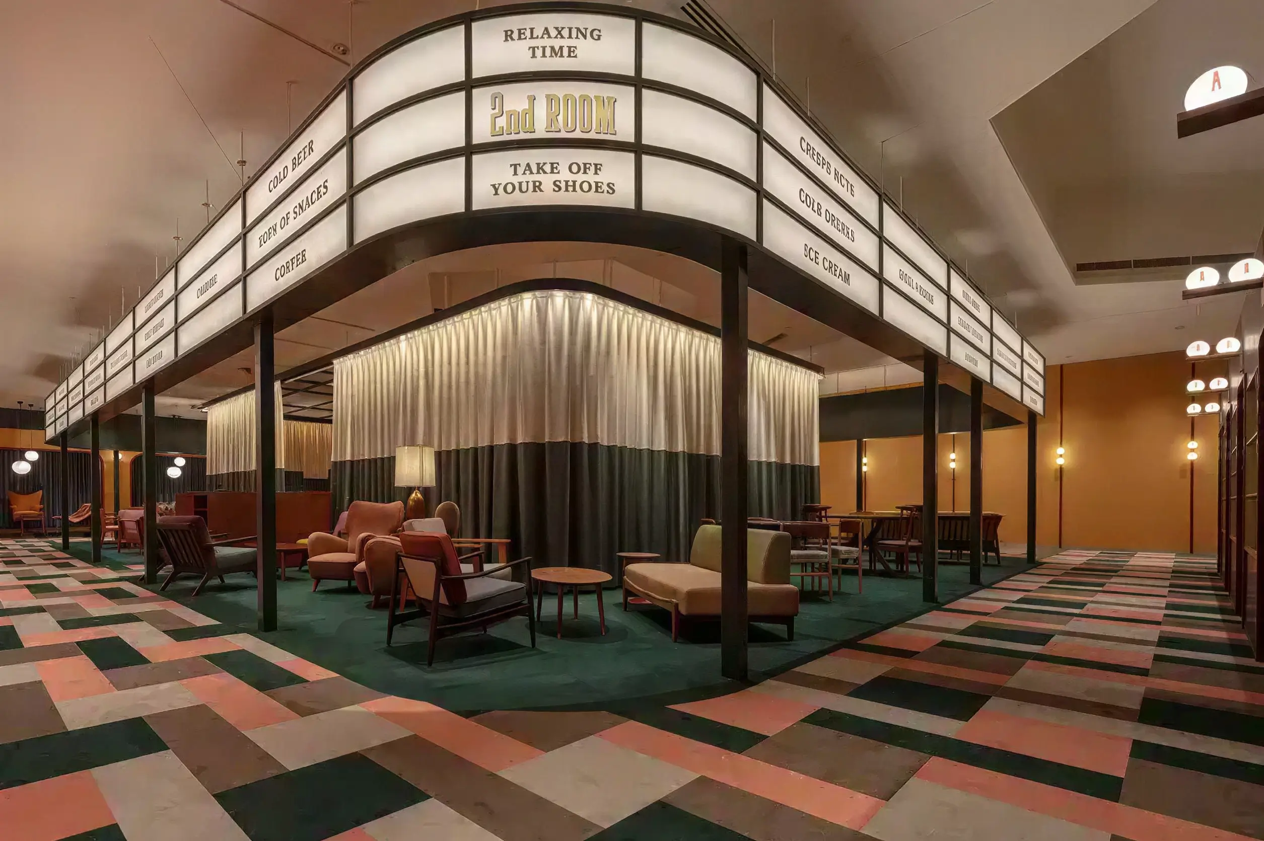 星野 1955 東京灣 2nd Room 美式復古劇院風格公共休息區與脫鞋沙發