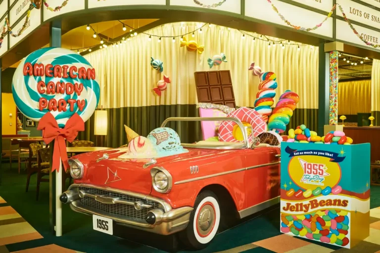星野 1955 Tokyo Bay 飯店內充滿 50 年代美式復古風情的沉浸式打卡佈景，展示著經典紅色復古老爺車與巨大繽紛糖果裝飾，讓旅客從迪士尼退場後，繼續延續美國老電影的夢幻氛圍。