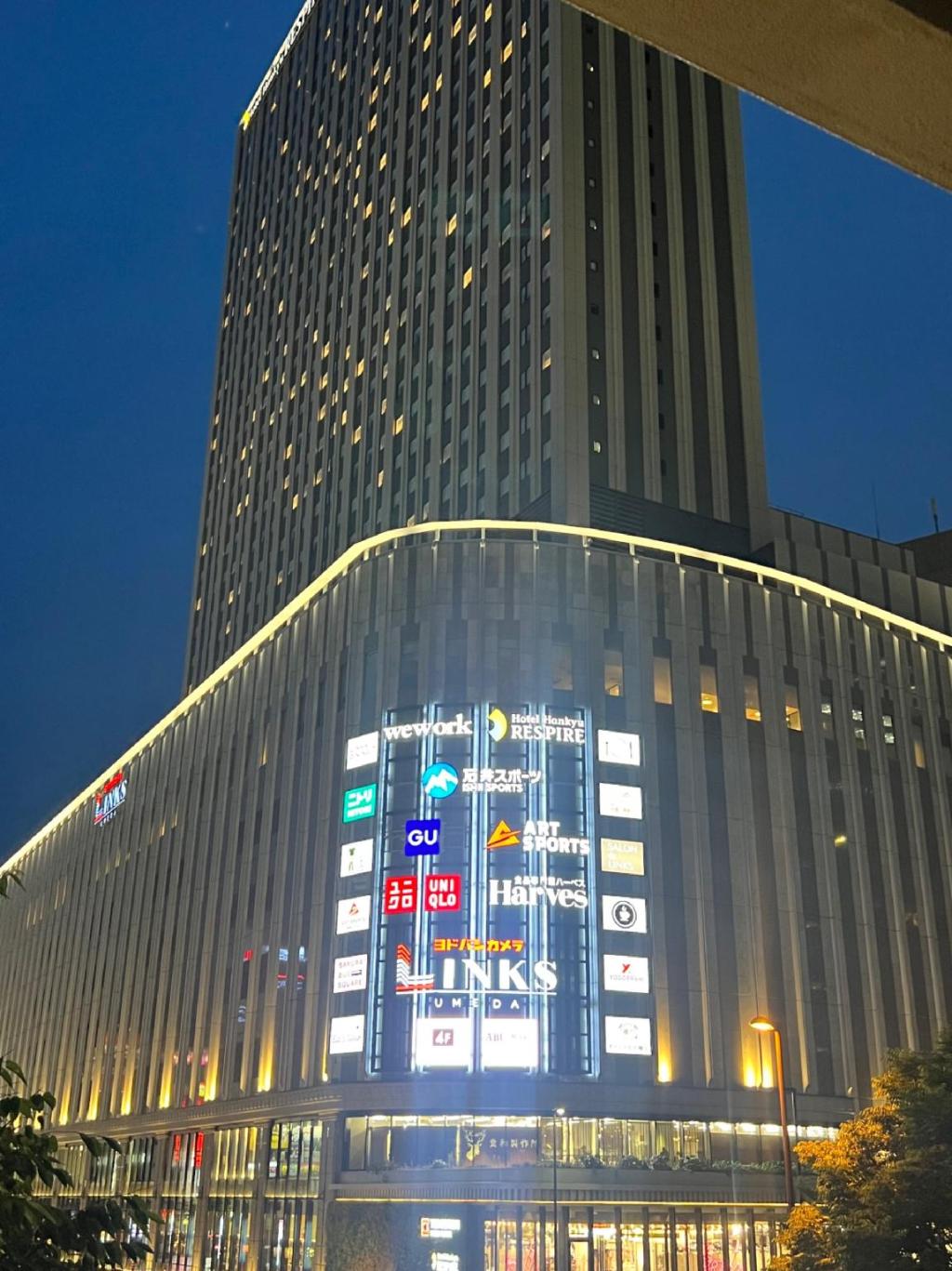 阪急大阪龍仕柏飯店 9 樓大廳外觀與下方 LINKS UMEDA 購物中心、Yodobashi Camera 友都八喜共構建築夜景