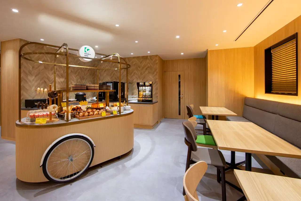 東京八重洲唐草飯店充滿木質溫潤質感的專屬交誼廳，提供房客豐富的輕食與飲料自助吧