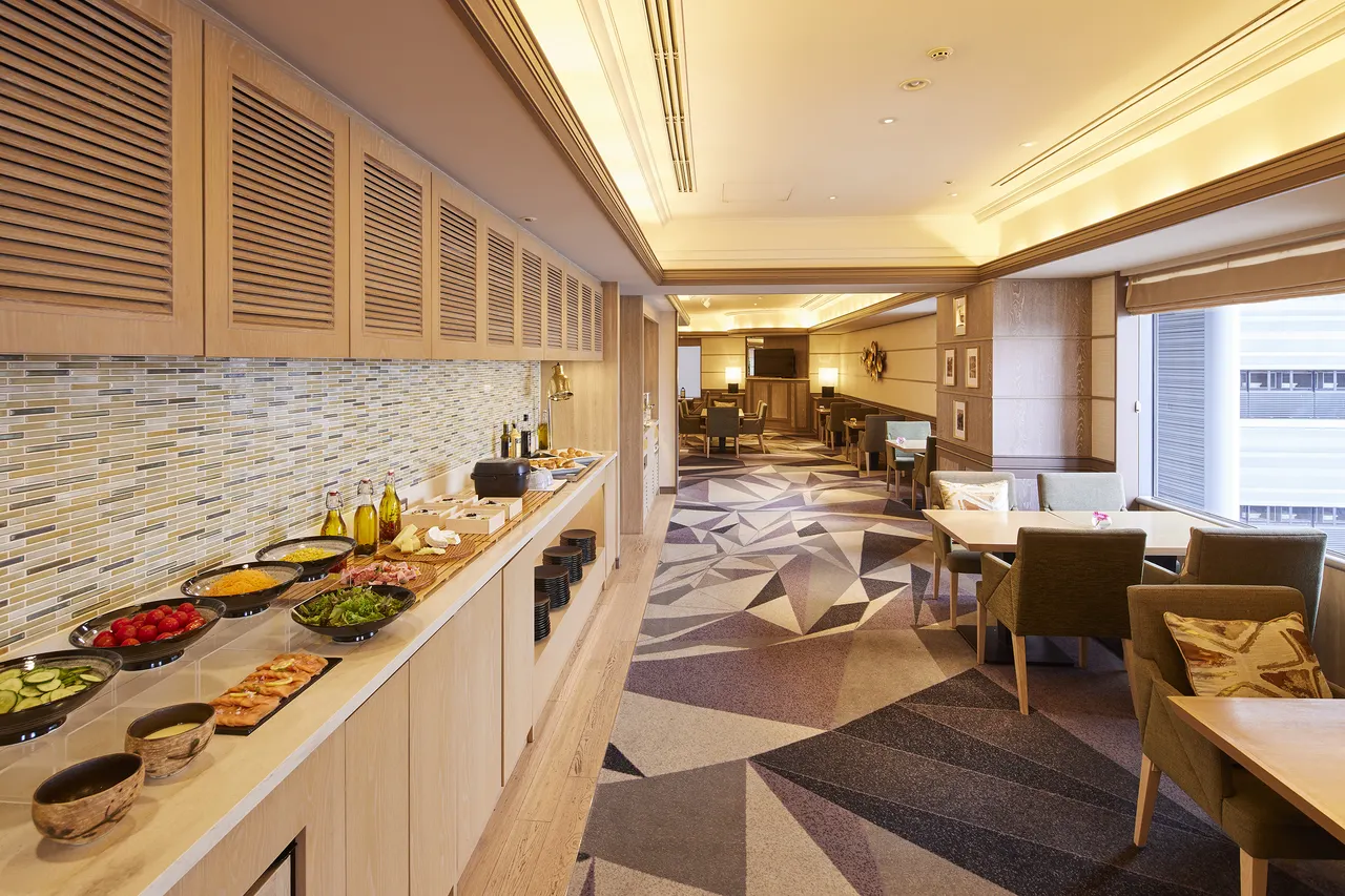 大阪南海瑞士酒店 36 樓 Table36 餐廳明亮舒適的景觀用餐座位與自助早餐