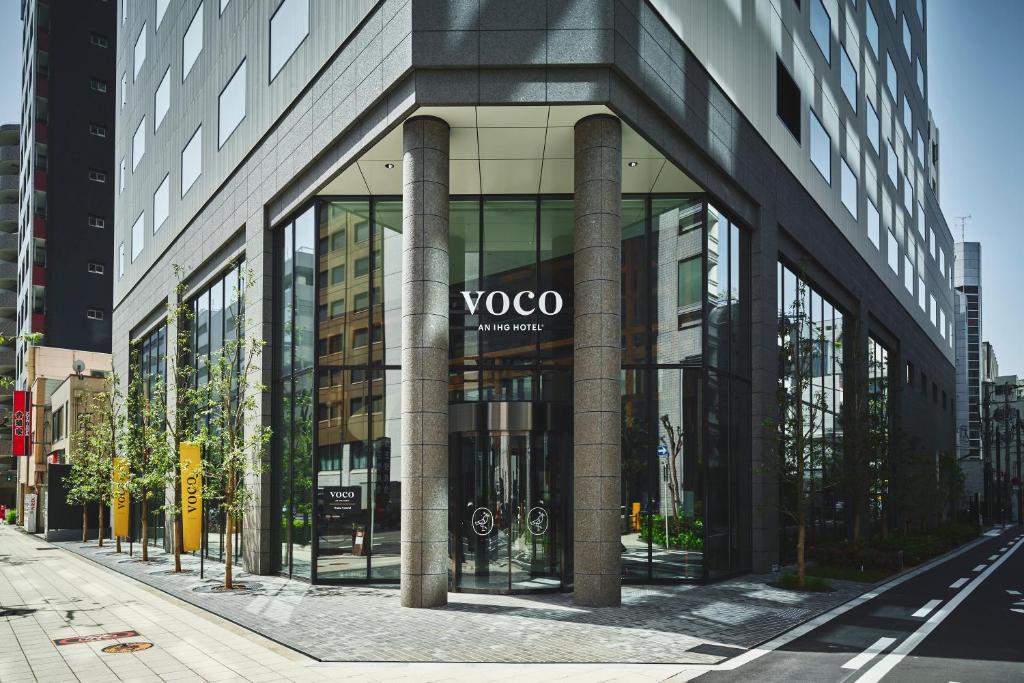 大阪中央 voco 酒店位於京町堀的現代感玻璃帷幕建築外觀與大氣圓柱設計