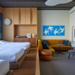 京都 Ace Hotel (Ace Hotel Kyoto) 結合日式榻榻米與現代美學的特色房型，房內配備專屬黑膠唱片機、跳色沙發，空間寬敞且極具設計感。