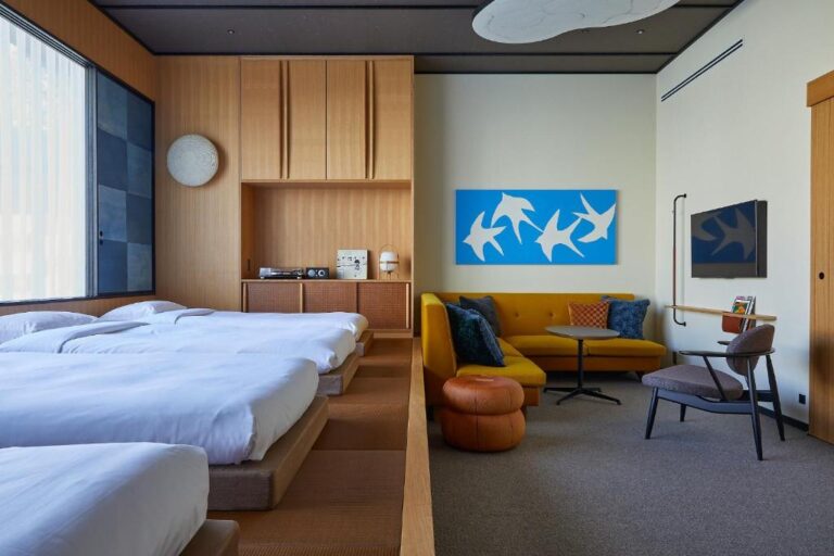 京都設計飯店推薦|京都 Ace Hotel:隈研吾建築美學與新風館防雷選房指南 2 京都 Ace Hotel (Ace Hotel Kyoto) 結合日式榻榻米與現代美學的特色房型,房內配備專屬黑膠唱片機、跳色沙發,空間寬敞且極具設計感。