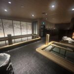 御宿野乃淺草別邸 (Onyado Nono Asakusa Annex) 附設的天然黑湯溫泉大浴場，空間寬敞且配備烤箱與冷水浴，是淺草市中心難得的泡湯首選。