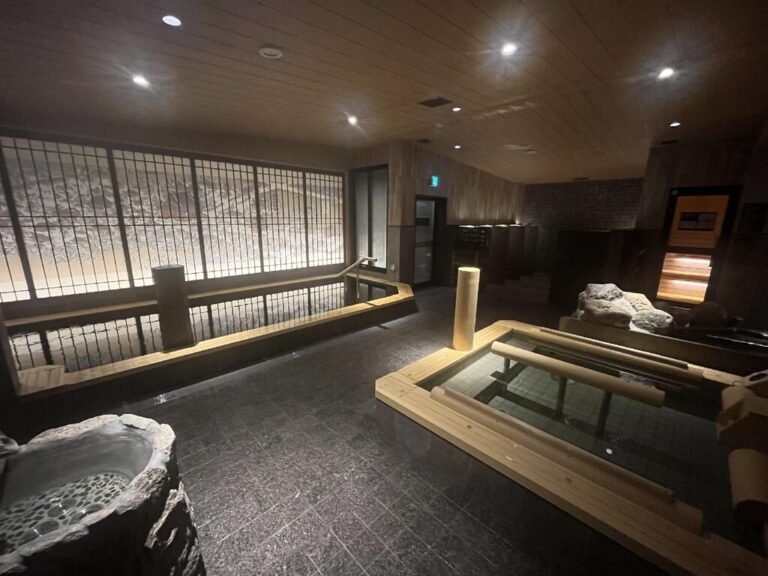 御宿野乃淺草別邸深度解析:市中心泡黑湯!帶長輩必看的榻榻米與防雷攻略 1 御宿野乃淺草別邸 (Onyado Nono Asakusa Annex) 附設的天然黑湯溫泉大浴場,空間寬敞且配備烤箱與冷水浴,是淺草市中心難得的泡湯首選。