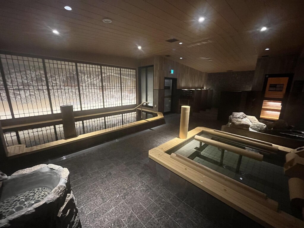 御宿野乃淺草別邸 (Onyado Nono Asakusa Annex) 附設的天然黑湯溫泉大浴場，空間寬敞且配備烤箱與冷水浴，是淺草市中心難得的泡湯首選。